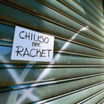 RACKET SARACINESCA DI UN NEGOZIO CHIUSA CONCARTELLO CHIUSO PER RACKET